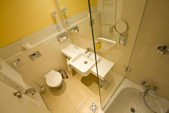 Banheiro do quarto duplo, no Hotel Duo