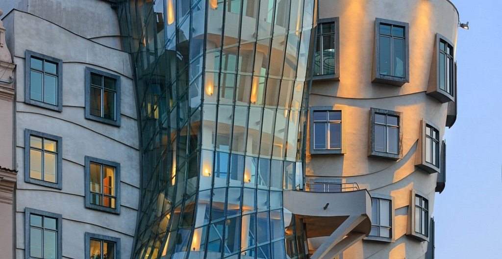 Detalhe da fachada da Dancing House, em Praga