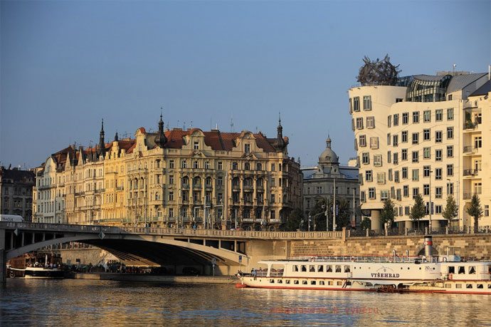 Dancing House vista do Rio Vltava, em Praga