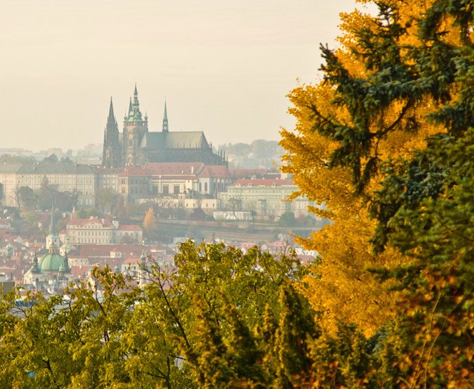 Castelo de Praga visto do Parque Riegrovy, no bairro Vinohrady, com folhas de outono