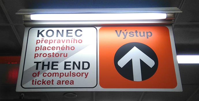Transporte público em Praga: placa de fim de área de fiscalização dentro do metrô