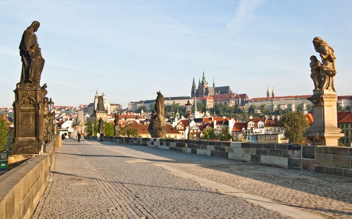 Ponte Carlos com o castelo ao fundo, em Praga