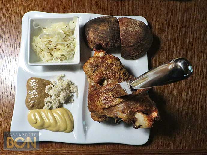 Comida tcheca: pečené vepřové koleno - joelho de porco assado