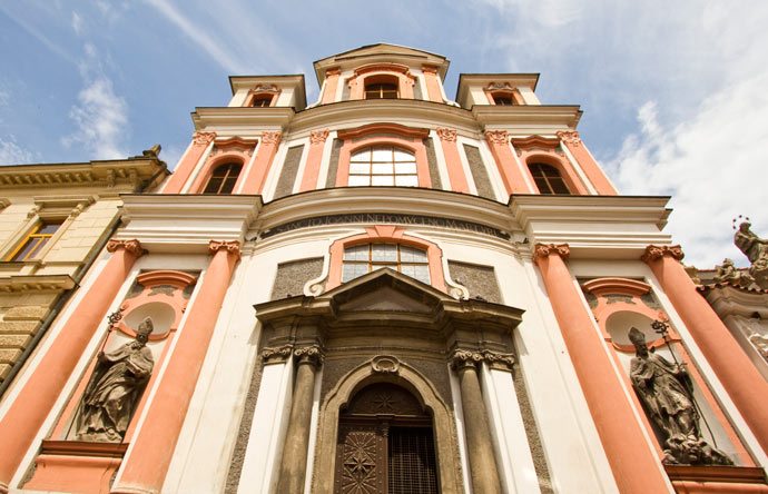 Fachada da Igreja de São João Nepomuceno, em Kutná Hora