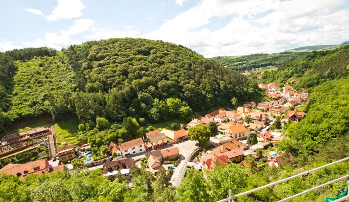 Vista da vila de Karlstejn