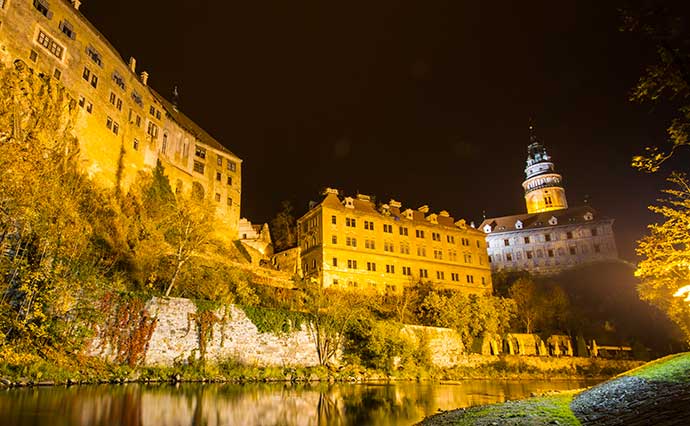 Castelo de Cesky Krumlov e rio Vltava à noite