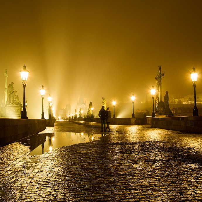 Ponte Carlos, em Praga, à noite, no inverno