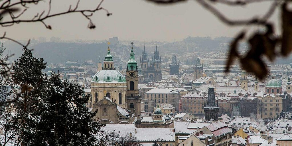 Inverno em Praga: cidade coberta de neve