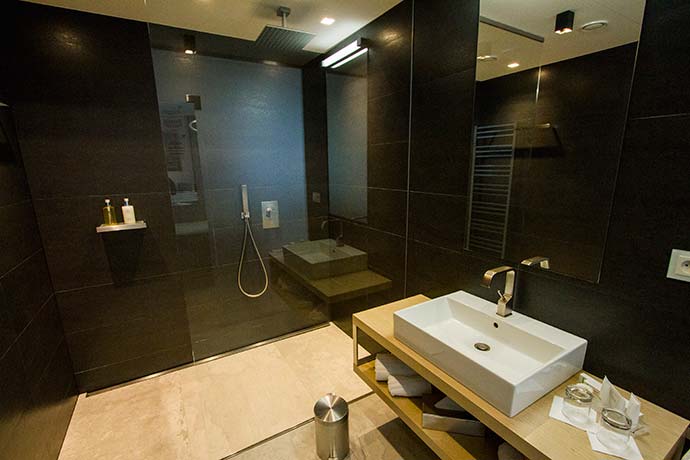Hotel em Praga: banheiro da cobertura do Mosaic House