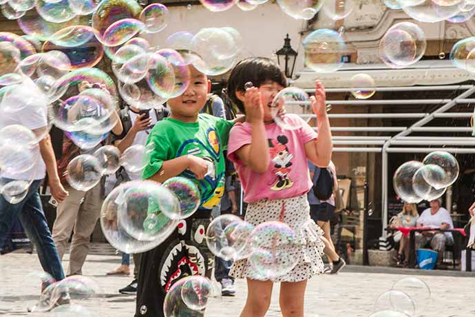 Praga com crianças: bolhas de sabão na Praça da Cidade Velha