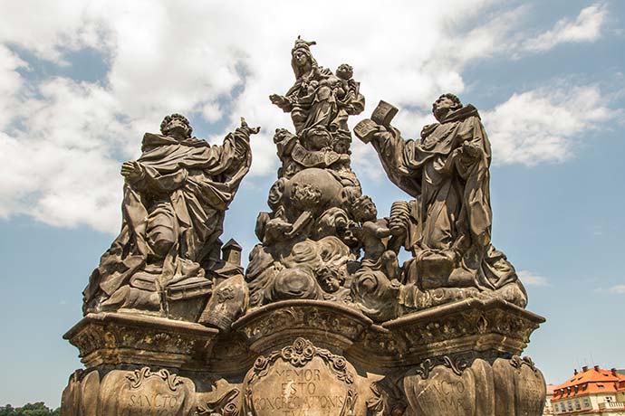 Ponte Carlos, em Praga: estátua de Madonna, São Domingos e São Tomás Aquino