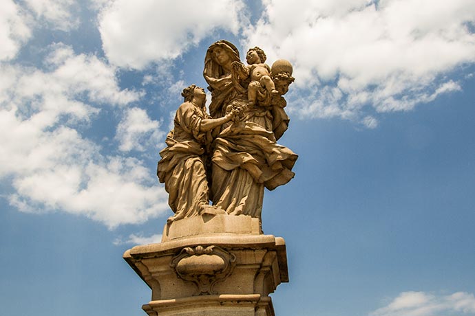 Ponte Carlos, em Praga: estátua Santa Ana