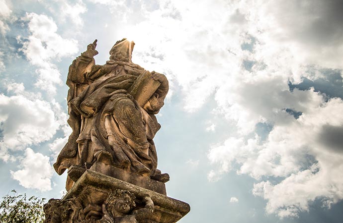 Ponte Carlos, em Praga: estátua de Santo Adalberto