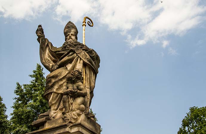 Ponte Carlos, em Praga: estátua de Santo Agostinho