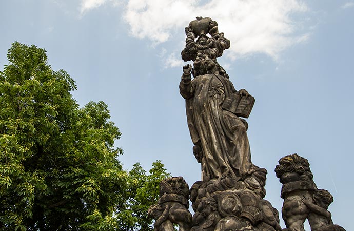 Ponte Carlos, em Praga: estátua de São Caetano
