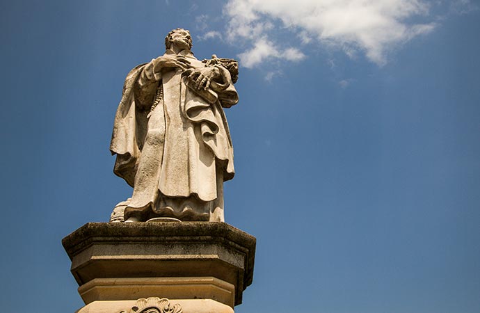 Ponte Carlos, em Praga: estátua de São Filipe