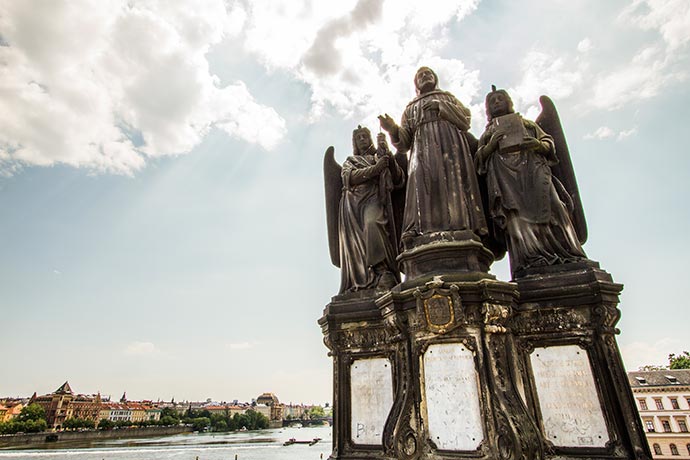 Ponte Carlos, em Praga: estátua de São Francisco de Assis