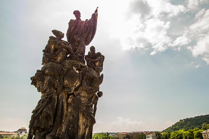 Ponte Carlos, em Praga: estátua São Francisco Xavier
