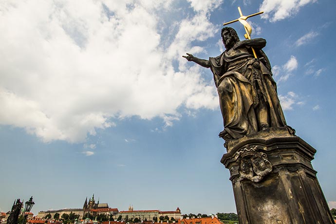 Ponte Carlos, em Praga: estátua São João Batista