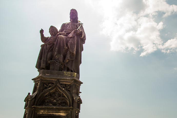 Ponte Carlos, em Praga: estátua de São José e o Menino Jesus