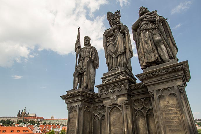 Ponte Carlos, em Praga: estátuas de São Norberto, São Venceslau e São Sigismundo