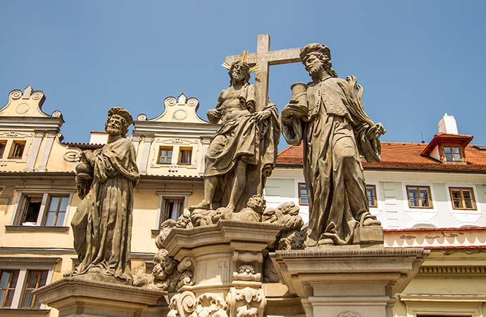 Ponte Carlos, em Praga: estátua de São Salvador com São Cosme e Damião