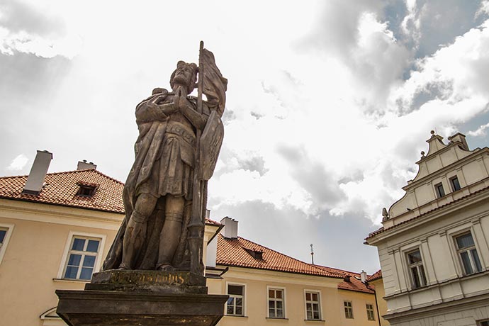 Ponte Carlos, em Praga: estátua de São Venceslau