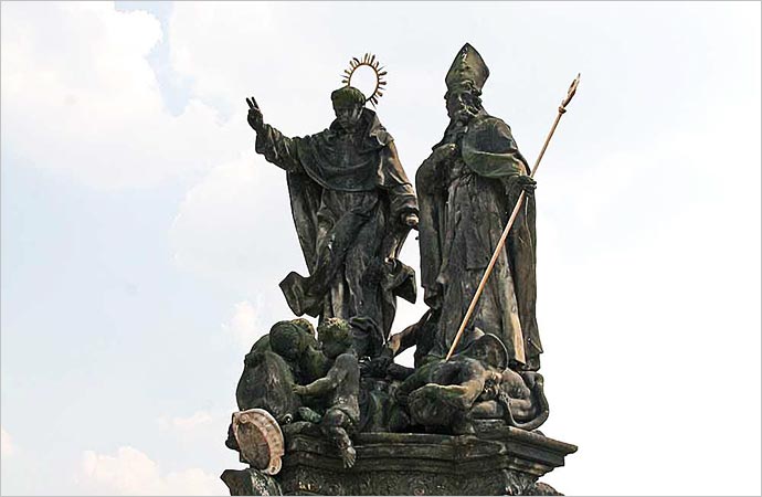 Ponte Carlos, em Praga: estátua de São Vicente Ferrer e São Procópio