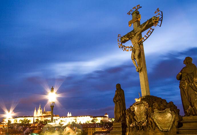 Ponte Carlos, em Praga: Jesus crucificado, colocado no lugar onde ficava a cruz de madeira