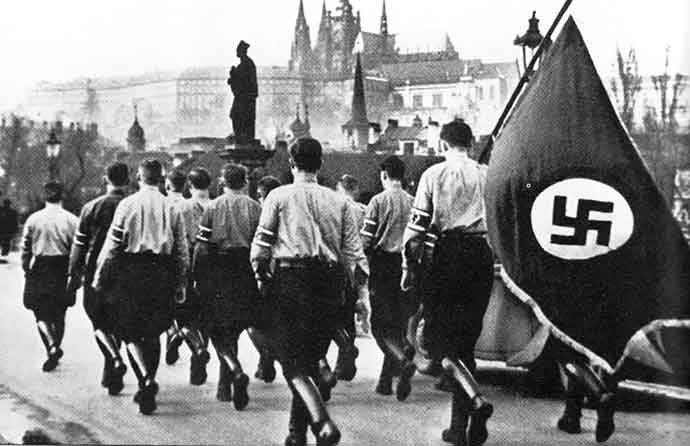 Ponte Carlos, em Praga: nazistas desfilam na ponte