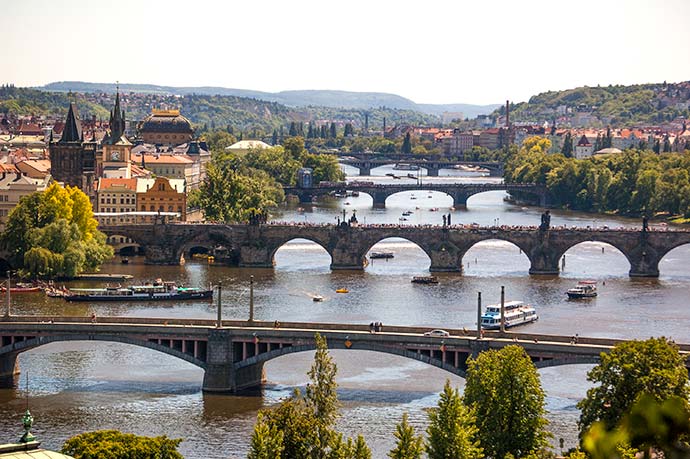 Ponte Carlos, em Praga: vista desde o parque Letná