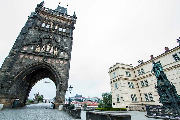 Ponte Carlos, em Praga: A torre vista pela praça onde fica a estátua do rei Carlos IV