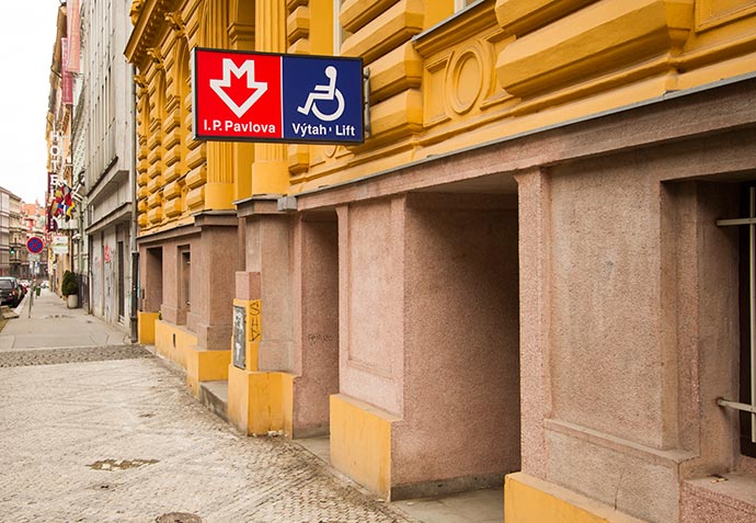 Apartamento em Praga: Elevador da entrada da estação de metrô I. P. Pavlova, a poucos metros da porta do Royal Bellezza