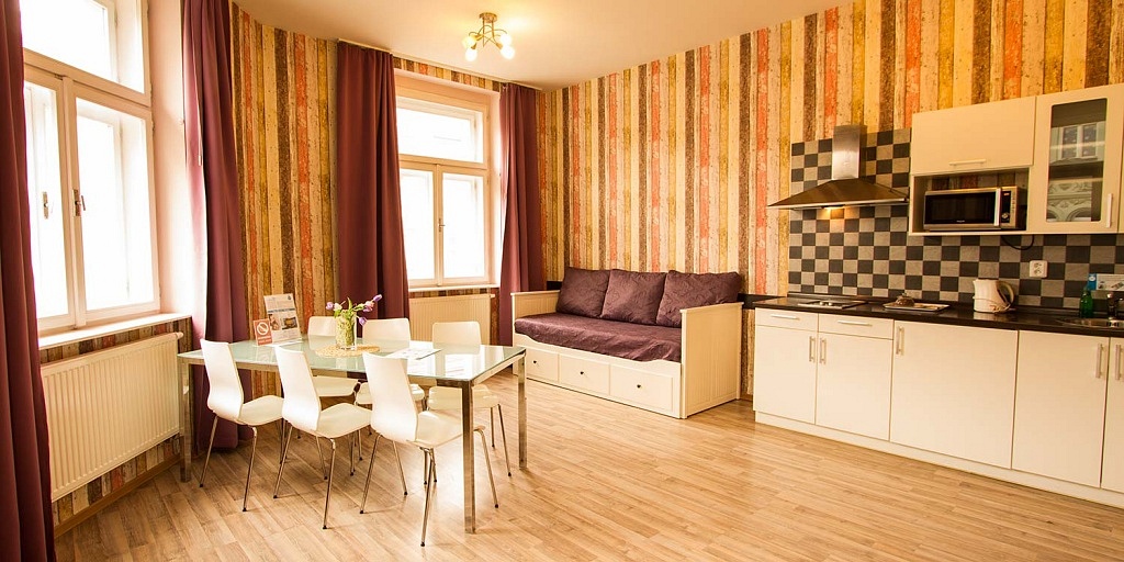 Apartamento em Praga: sala e cozinha de um apartamento de 2 quartos da Royal Bellezza