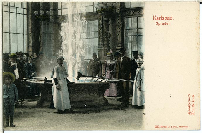 Cartão-postal de 1898 mostrando uma das fontes termais e medicinais de Karlovy Vary
