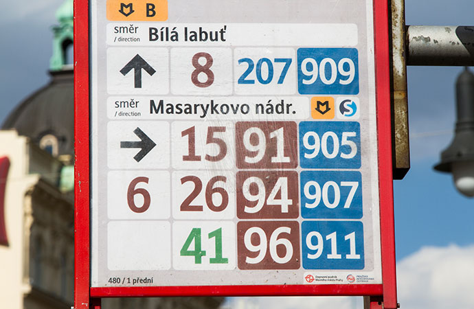 Transporte público em Praga: linhas em paradas de bondes e ônibus
