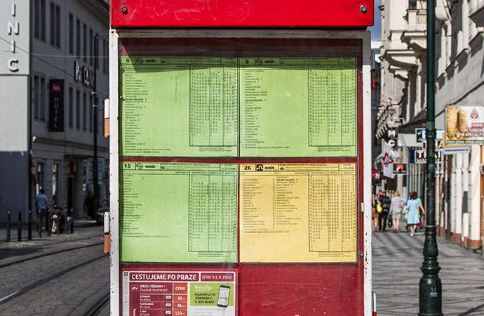 Transporte público em Praga: tabelas de horários em paradas de bondes e ônibus