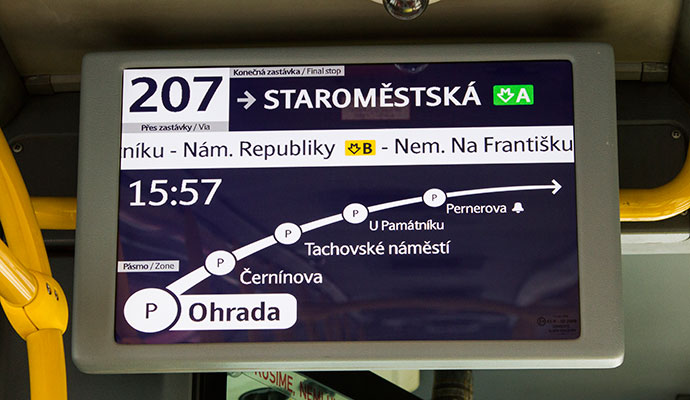 Transporte em Praga: monitor com as paradas do ônibus