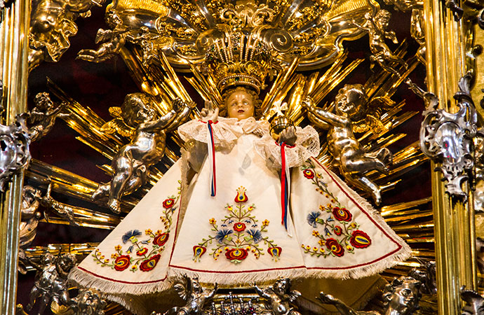 Menino Jesus de Praga: imagem no altar