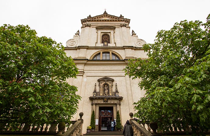 Menino Jesus de Praga: fachada da igreja