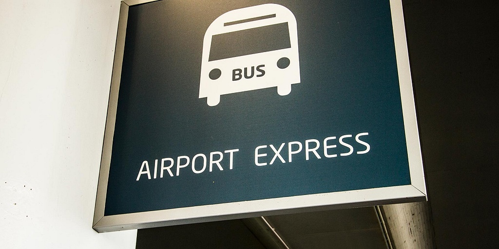 Aeroporto de Praga: placa indicando a parada do Airport Express