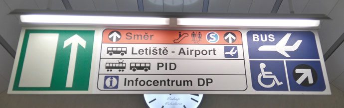 Placa indicando onibus para o aeroporto de Praga