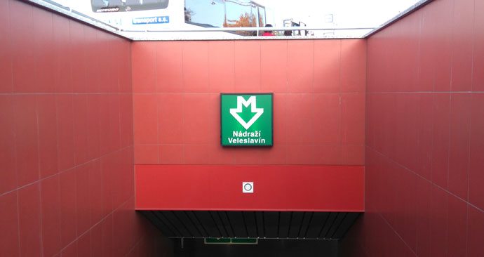 Entrada da estação Nádraží Veleslavín linha A cor verde