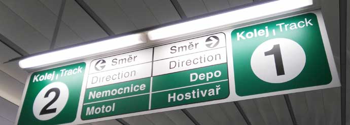 Placa indicando as plataformas da estação Nádraží Veleslavín.