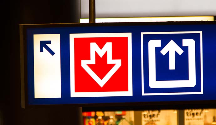 Estação de trem de Praga: indicação do metrô