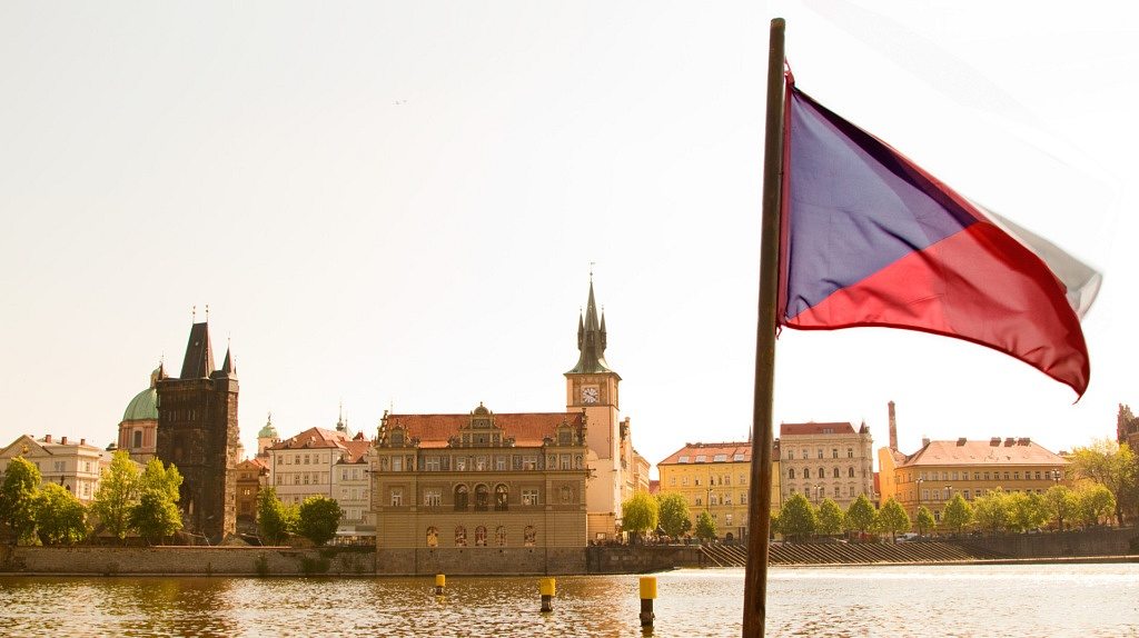 Bandeira da República Tcheca com a Torre da Ponte na Cidade Velha e a torre da caixa d'água, Praga