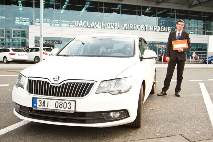 Transfer em Praga: motorista e carro da Prague Airport Transfers em frente ao aeroporto de Praga