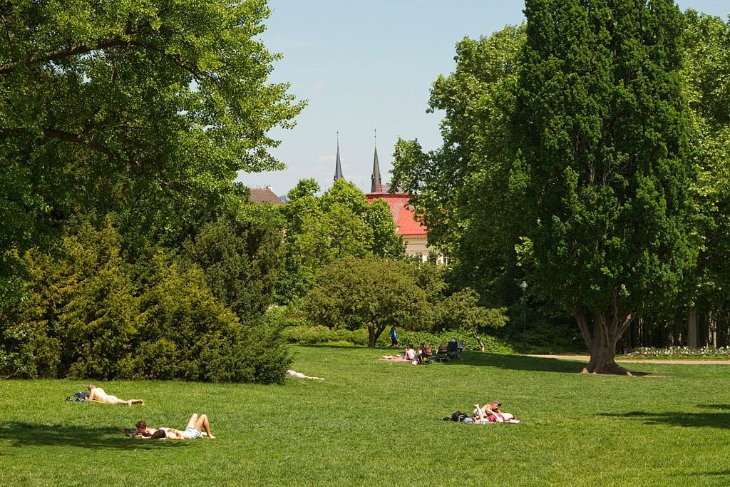 As torres da igreja Santo Antônio de Pádua, em Holešovice, vistas do Parque Letná, em Praga