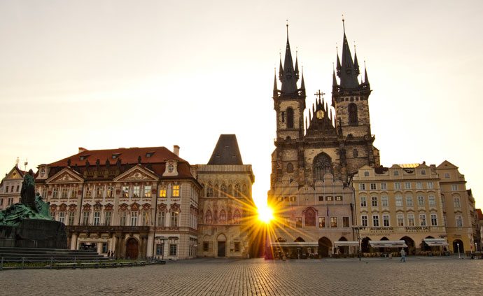 Nascer do sol na Praça da Cidade Velha, em Praga