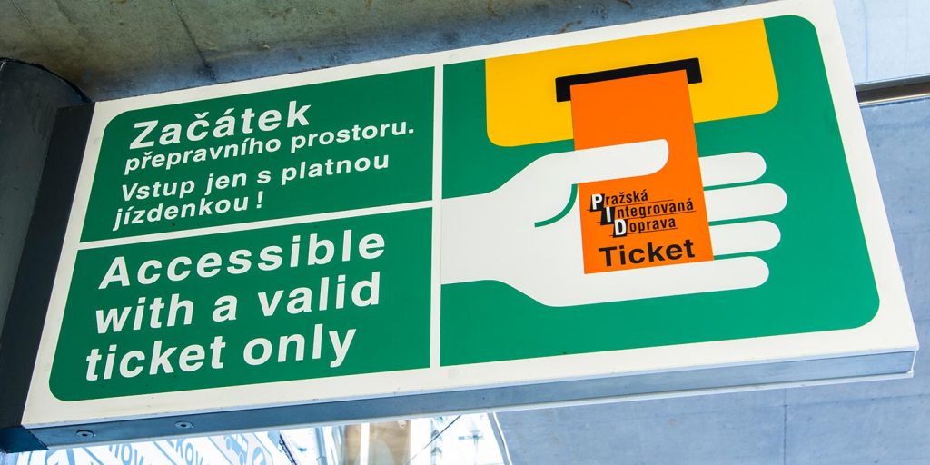 Transporte público em Praga: placa de área de fiscalização dentro do metrô